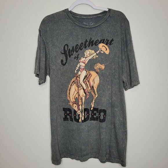 Sweetheart of the Rodeo grunge pinup lived in short sleeve shirt size large - Picture 1 of 5
